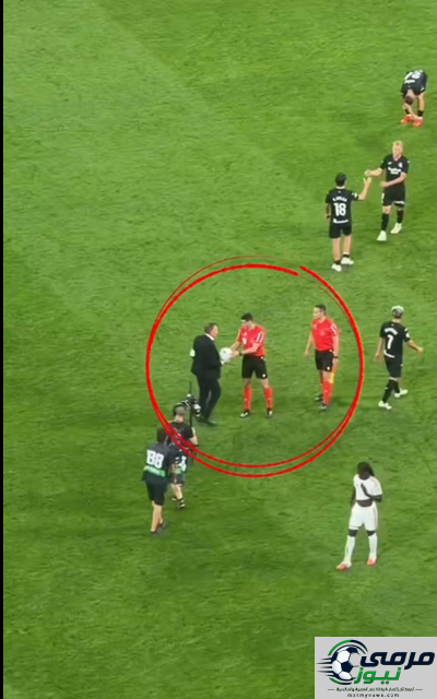 صورة .. تصرف مثير للجدل من الحكم بعد انتهاء مباراة ريال مدريد ضد سوسيداد